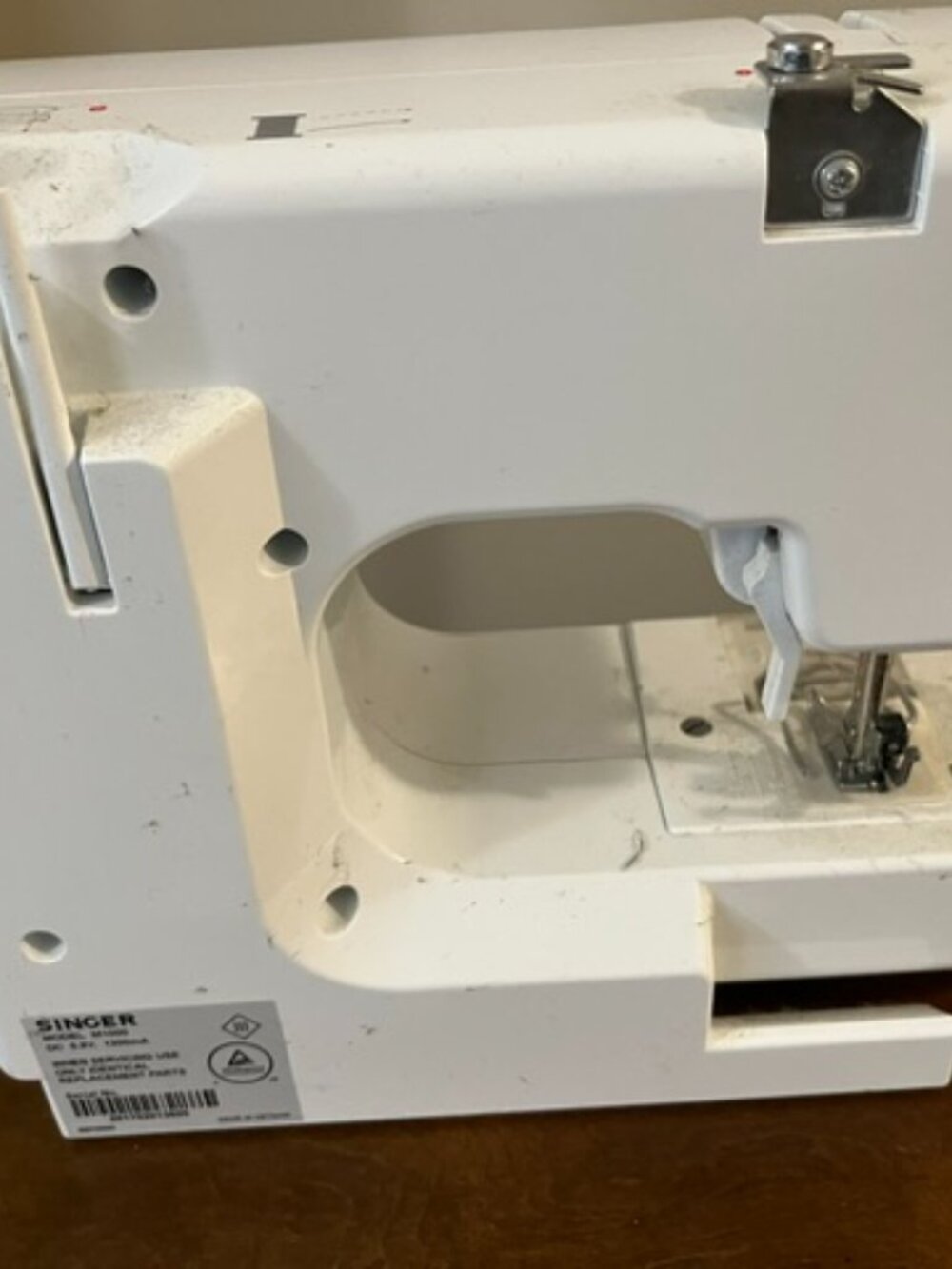 Singer M1000 Sewing & Mending Machine (no POWER cord) - Picture 4 of 6